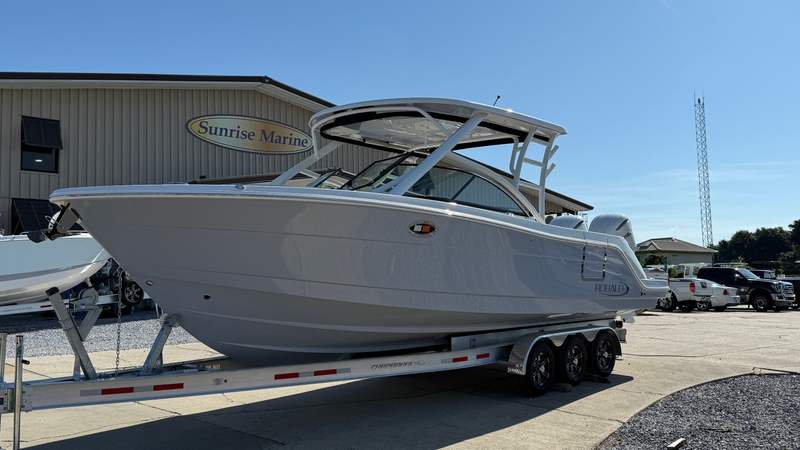 2025 Robalo 317 DC