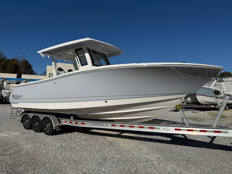 2026 Robalo 300 CC